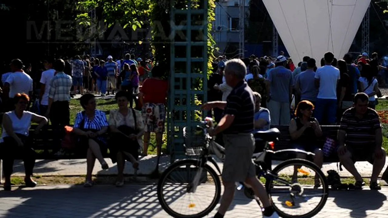 REPORTAJ: Petrecerea de 1 Mai a lui Vanghelie, în acest an fără Vanghelie şi fără mici şi bere - FOTO