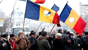 Sute de revoluţionari au protestat la Guvern faţă de obligativitatea obţinerii de noi certificate. Ei au anunţat că vor reveni marţi în Piaţa Victoriei