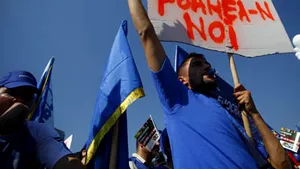 Aproximativ 15.000 de persoane, la mitingul confederaţiilor sindicale din faţa Guvernului - VIDEO şi GALERIE FOTO
