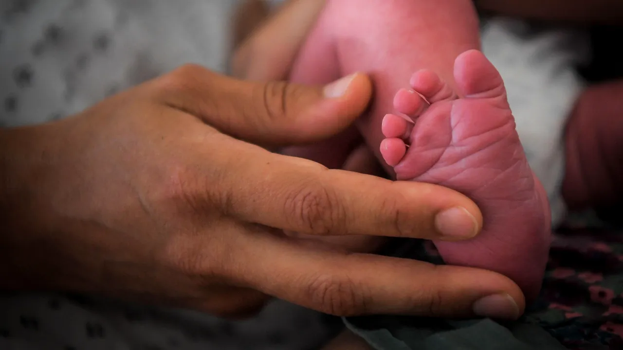 O fetiţă nou-născută a murit după ce mama ei i-a tăiat degetele suplimentare cu care s-a născut