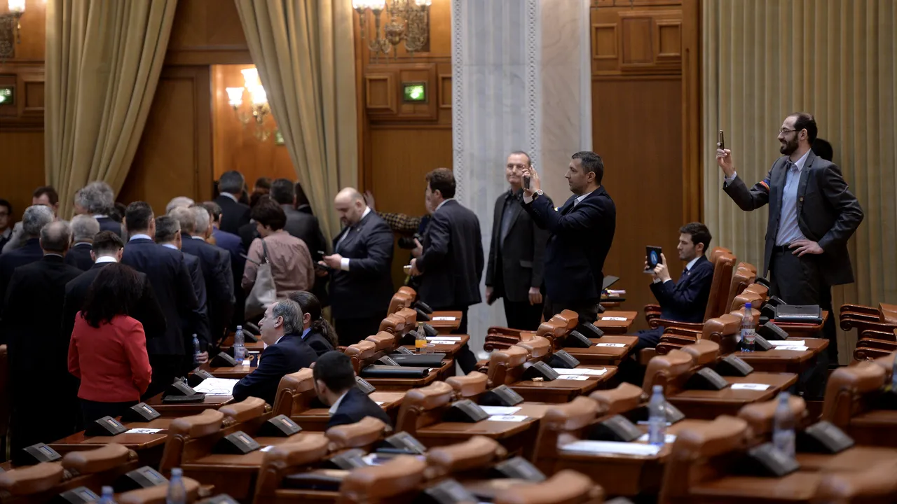 Preşedintele Iohannis a promulgat legea care interzice parlamentarilor să conducă activităţi comerciale