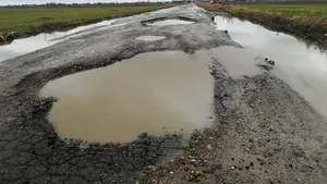 Un drum judeţean din Vrancea „dispare” când plouă. Apa se revarsă din gropi şi acoperă asfaltul