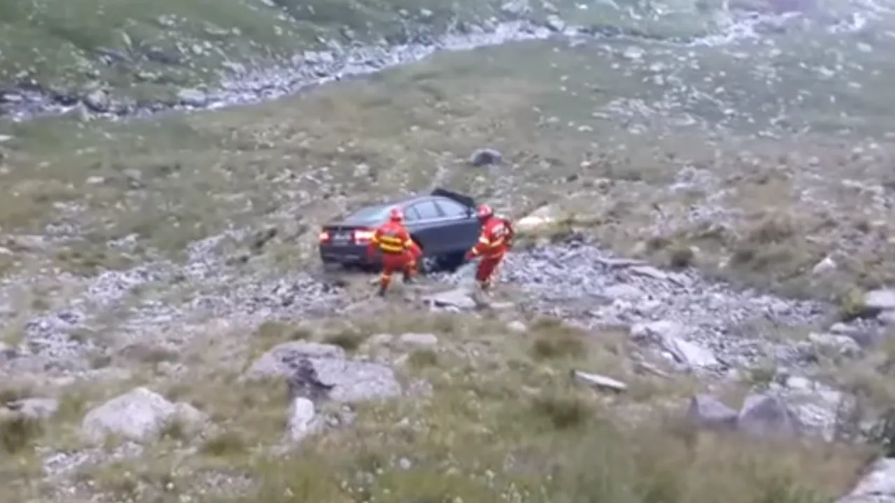 VIDEO Scenariu desprins din filmele de comedie. Au rămas fără maşină din cauza unui detaliu MINOR