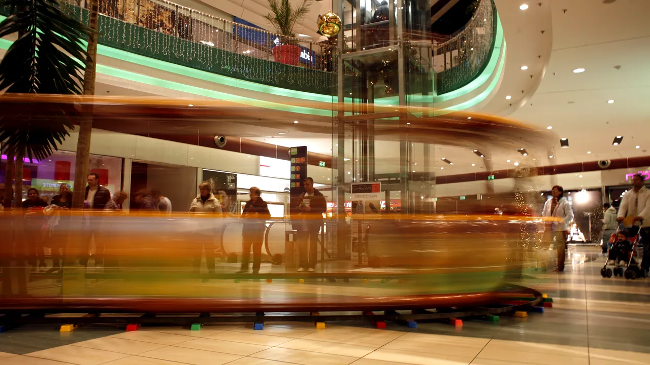 Unul dintre cele mai mari mall-uri din Bucureşti ar putea fi scos la vânzare