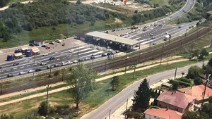 Trafic rutier intens pe DN39, în Constanţa, la ieşirea de pe A4, pe A2 şi în staţiunile de pe litoral