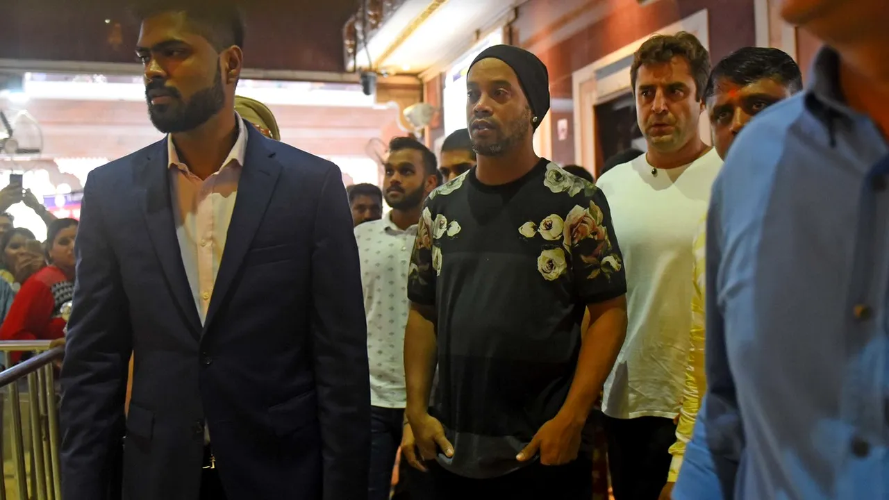 Ronaldinho părăseşte închisoarea din Paraguay după 32 de zile, deşi avea de ispăşit o pedeapsă de 6 luni. Suma pe care a plătit-o drept cauţiune