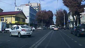 FOTO | Poliţist din Galaţi, cercetat după ce a tăiat banda continuă pe o stradă aglomerată din oraş