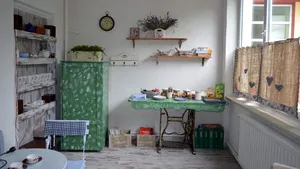 GALERIE FOTO Obiectele vechi dintr-un pod, recondiţionate pentru inagurarea primei Anticafenele din şcoală