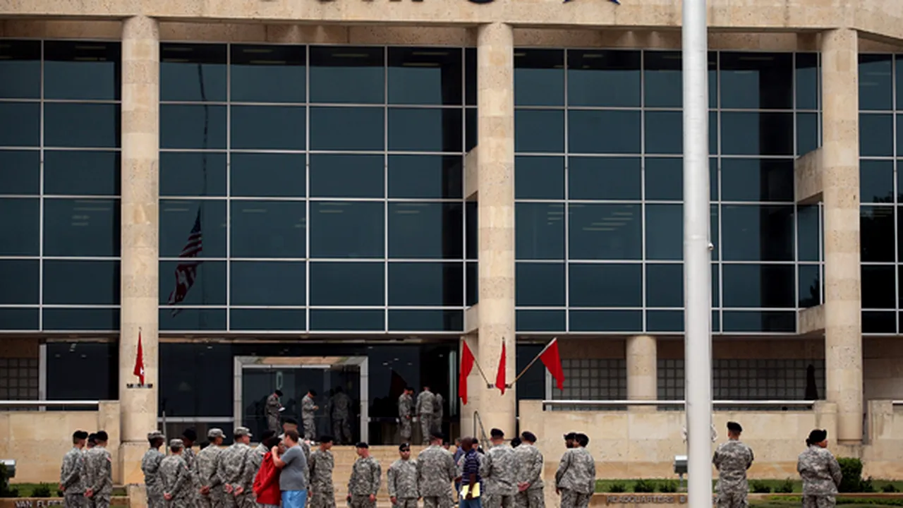 Autorul atacului de la Fort Hood era ameninţat de concediere