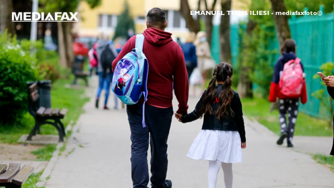 Elevii din Cluj-Napoca se întorc de luni la şcoală, după aproape un an