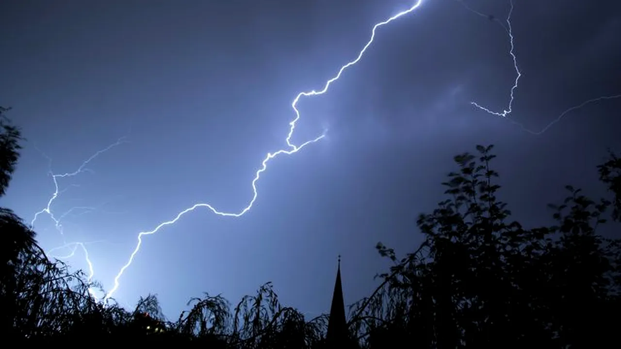 Fenomen meteorologic rar într-o comună din Buzău: Ninsoare cu tunete şi fulgere