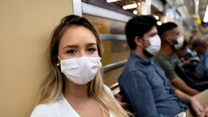 Un studiu care sugerează că virusul ar supravieţui în aerul înconjurător timp de trei ore naşte îngrijorare. Ce susţin specialiştii 