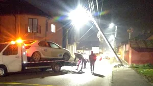 VIDEO. Taximetrist beat intră cu maşina într-un stâlp de electricitate, apoi fuge