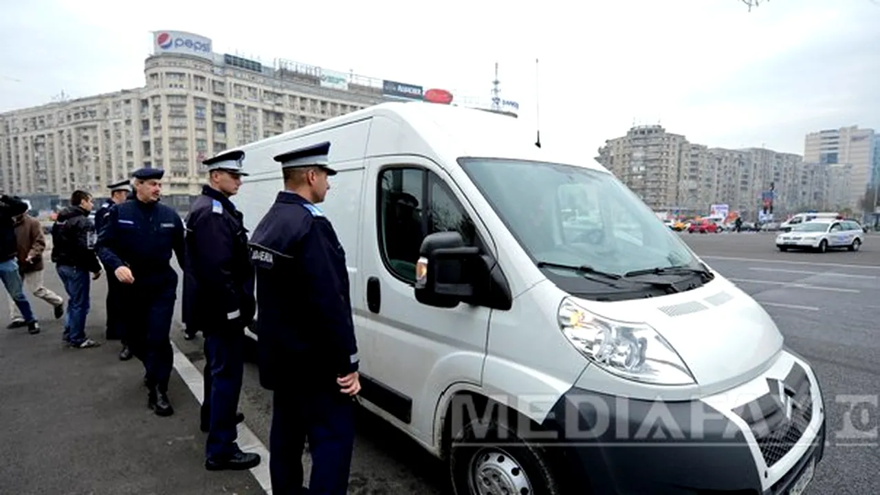 Zeci de activişti Greenpeace au protestat săpând în curtea Parlamentului şi au fost ridicaţi