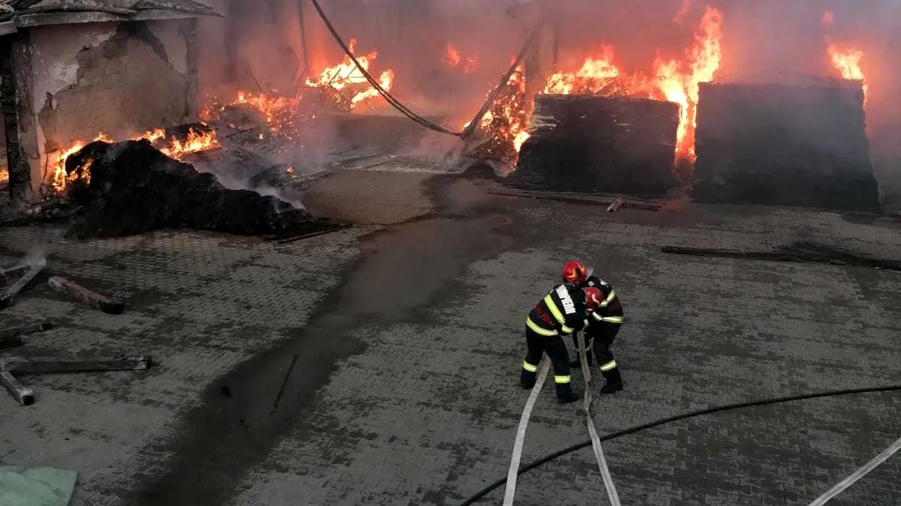 Incendiu violent la depozite de materiale textile din Buzău