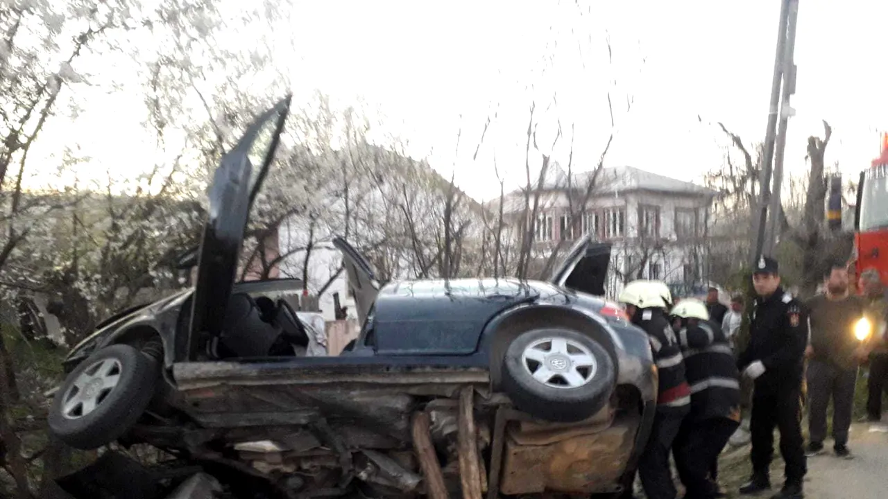 Două persoane au murit, iar alte 2 au fost rănite, după ce o maşină s-a izbit de un cap de pod. Printre victime, un copil de 4 ani
