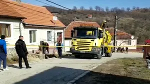 Accident cumplit de muncă. Angajatul unei companii de salubritate a murit strivit de vidanja firmei, condusă de colegul său. VIDEO