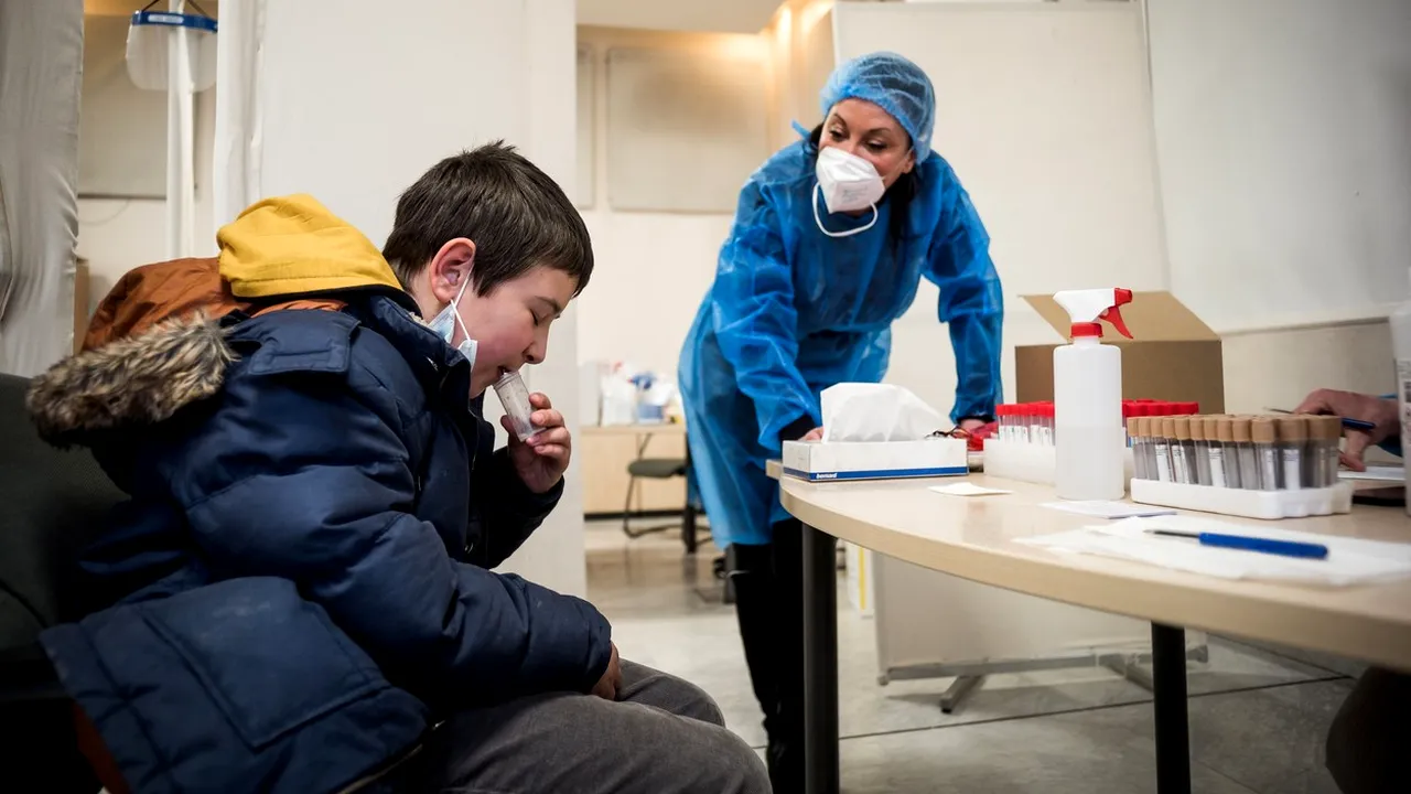 Fără COVID în sala de clasă: Grecia testează elevii şi profesorii de două ori pe săptămână. Cum e privită soluţia în şcolile din România 
