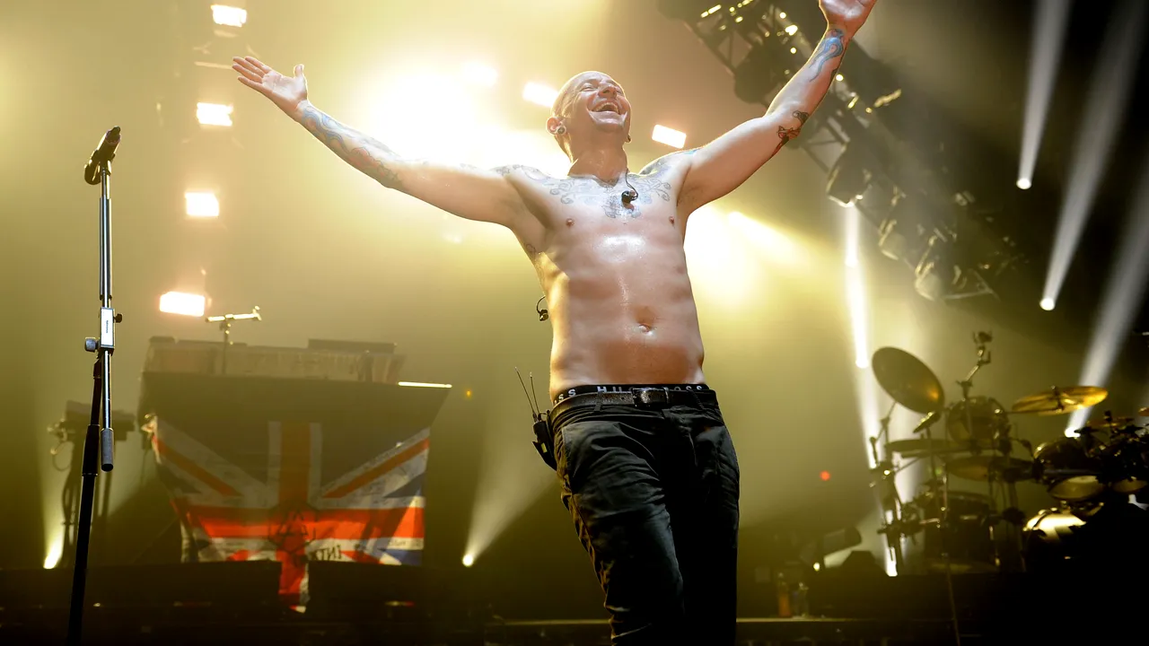 Omagii impresionante pentru Chester Bennington. Ce au transmis Rihanna, rapperul Stormzy, Steve Aoki, Jimmy Kimmel sau Pharrell Williams: Spiritul tău se afă printre stele