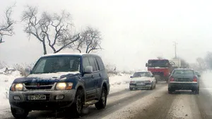 Trafic rutier întrerupt pe două drumuri naţionale şi îngreunat pe A1