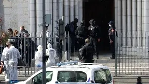 Franţa, sub teroare. Trei morţi şi mai mulţi răniţi într-un atac cu cuţitul într-o biserică din Nisa. Incidente în Lyon şi Avignon. AFP: Atacatorul este un tunisian ce a ajuns în Europa în luna septembrie 