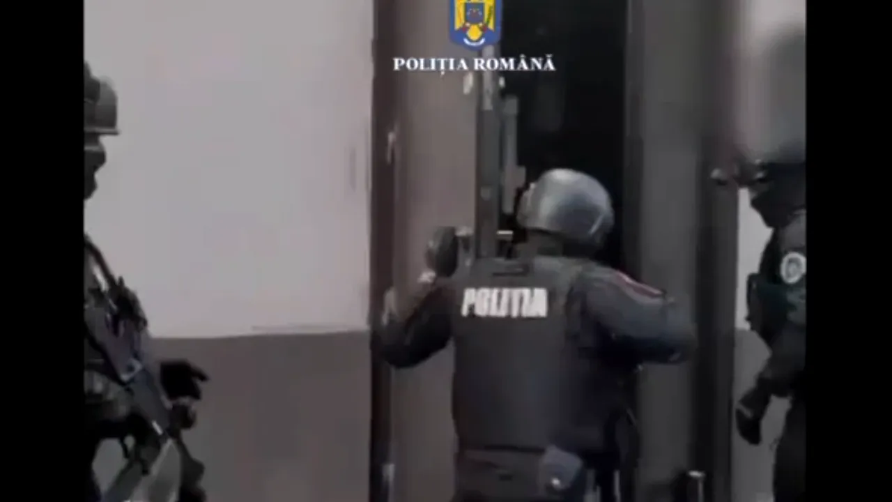 VIDEO Percheziţii: Mai multe persoane sunt acuzate că abordau cetăţeni străini în Centrul Vechi pe care îi invitau să consume alcool, iar apoi, le furau banii