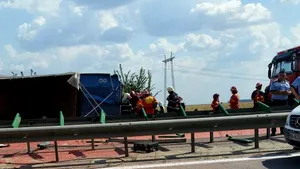 UPDATE Trafic reluat pe Autostrada Soarelui, după aproape şapte ore/ Circulaţia a fost deviată la ieşirea din Capitală către Constanţa după ce un camion s-a răsturnat la Fundulea - GALERIE FOTO 
