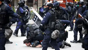 FOTO Lupte de stradă în Hong Kong. Poliţia a intervenit pentru dispersarea oamenilor ce protestează împotriva unei legi dorite de China