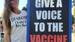 Kristen Lowery, activistă „fără botniţă”, a murit de Covid la 40 de ani. A lăsat în urmă 4 copii