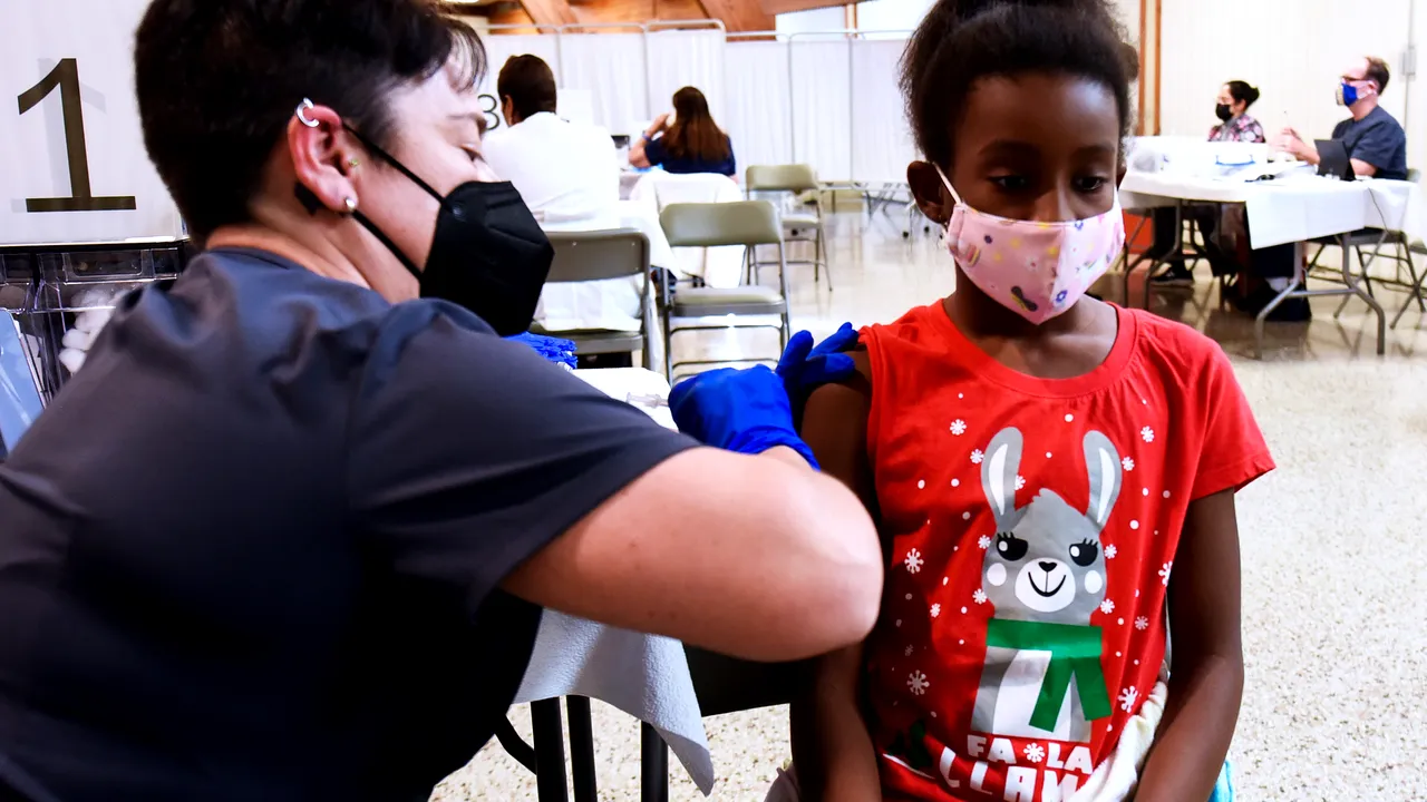 Statele Unite aprobă vaccinarea copiilor de peste 12 ani cu a treia doză