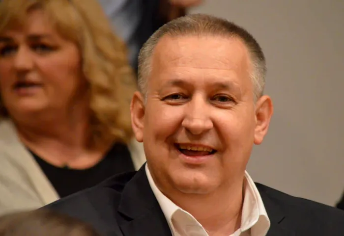 Exclusiv Interceptări DNA: Procurorii l-au supravegheat pe șeful ARR, Cristian Anton, în timp ce își număra banii, în șoaptă, în propria casă: „1, 2, 3.. 8, 9. ‘Ai să-mi bag ****! ”Anton se urca cu o scară inclusiv pe blatul mobilierului de bucătărie și vorbea singur când verifica banii: „Să-l iau, în **** mea … Hai aici!”