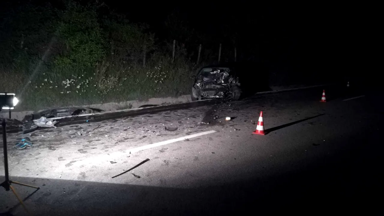 Fostul prefect de Sibiu, Ilie Mitea, şi încă o persoană au murit într-un accident, în Vâlcea. Alte trei persoane au fost rănite | FOTO