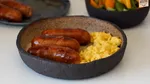 Brunch de weekend acasă: cârnați „durdulii” cu ouă jumări și salată proaspătă
