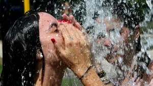 COD PORTOCALIU de caniculă în patru judeţe, COD GALBEN în Bucureşti şi 32 de judeţe. Ar putea fi emis COD ROŞU de caniculă în vestul şi nord-vestul ţării