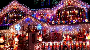 Crăciunul, sărbătoarea naşterii lui Iisus, cu brad împodobit, daruri şi colinde - FOTO 