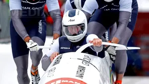 Federaţia internaţională le permite femeilor să concureze alături de bărbaţi la bob - patru persoane