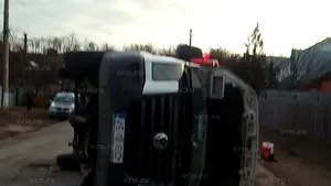 Plan roşu de intervenţie. Cinci răniţi după ce un microbuz cu 20 de oameni s-a ciocnit cu un TIR în Vaslui 
