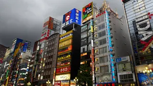 Cafenele cu arici, pisici, iepuri, bufniţe, şoimi şi şerpi: În Tokyo bei cafea în preajma animalelor