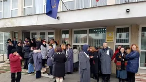 FOTO Proteste ale grefierilor în Alba, Prahova, Constanţa şi Cluj faţă de diferenţele salariale existente