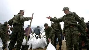 Militarii ajută populaţia din zonele afectate de inundaţii