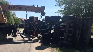 GALERIE FOTO O basculantă cu pietriş s-a răsturnat în localitatea Salonta, judeţul Bihor/ Două persoane au MURIT