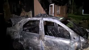 O maşină de poliţie, parcată lângă piaţă, în Prundu Bârgăului, a luat foc. Incendiul s-a extins la o clădire a primăriei | FOTO