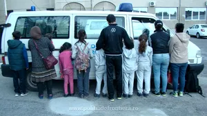 Arad: 20 de migranţi, printre care 7 copii, prinşi pe un câmp încercând să intre ilegal în Ungaria - FOTO/VIDEO
