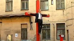 Imagine controversată: O statuie care pare să-l înfăţişeze pe Putin crucificat, înlăturată de la o expoziţie din Riga - FOTO