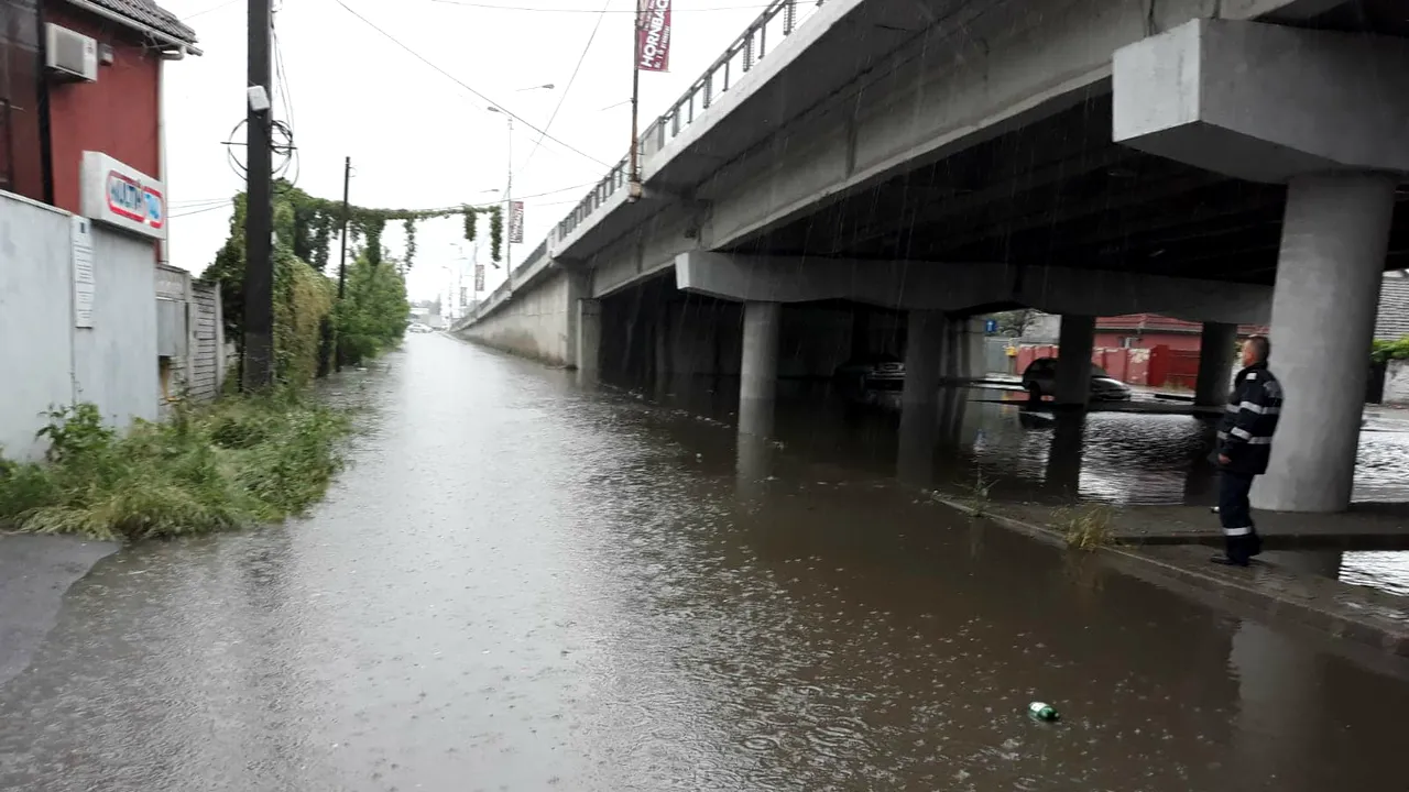 Efectele codului portocaliu din judeţul Timiş: străzi şi curţi inundate, în urma ploilor torenţiale. FOTO