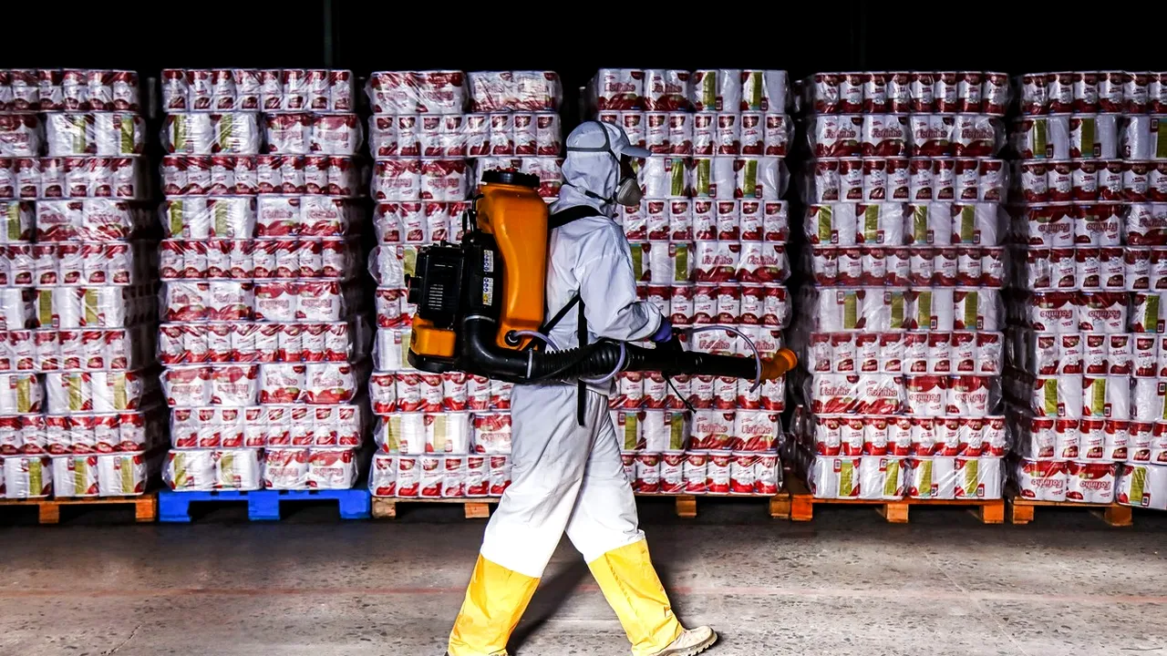 Un depozit a devenit FOCAR DE INFECŢIE. 64 de cazuri pozitive de COVID-19