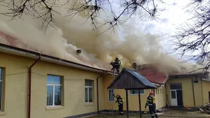 Şcoală din Olt evacuată după ce a luat foc acoperişul 