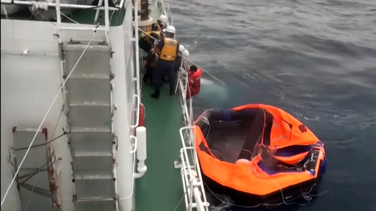 Japonezii de la paza de coastă au salvat un filipinez ce lucra pe o navă scufundată în timpul taifunului Maysak