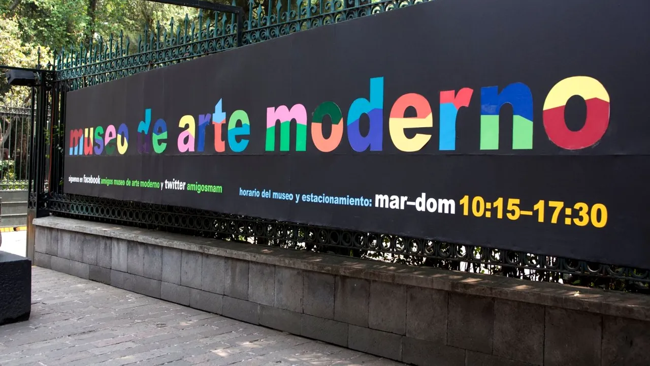 Un critic de artă a distrus o lucrare de 20.000 de dolari la un târg de artă din Mexic