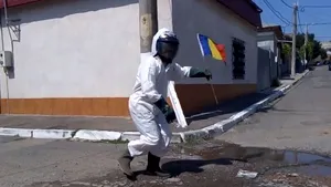 Nu au ajuns pe Lună, dar au „aselenizat” în Galaţi. Parodia virală făcută de un bărbat cu ocazia aniversării misiunii spaţiale Apollo 11 | VIDEO